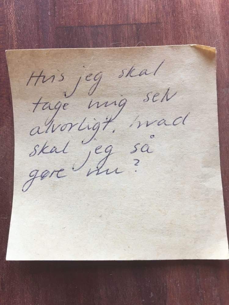 Post-it note med et håndskrevet ordsprog på