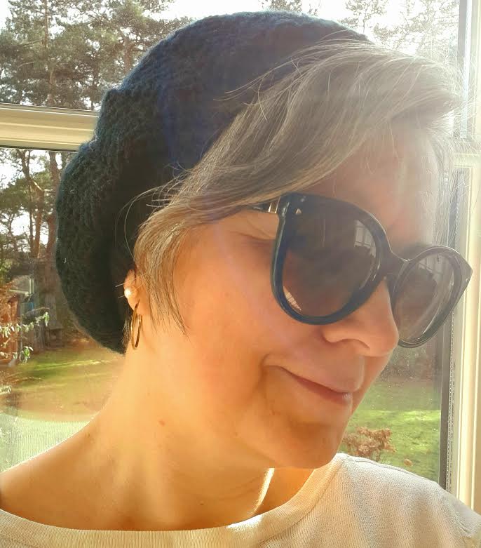 Eva Boland Koch i solen med solbriller og hue