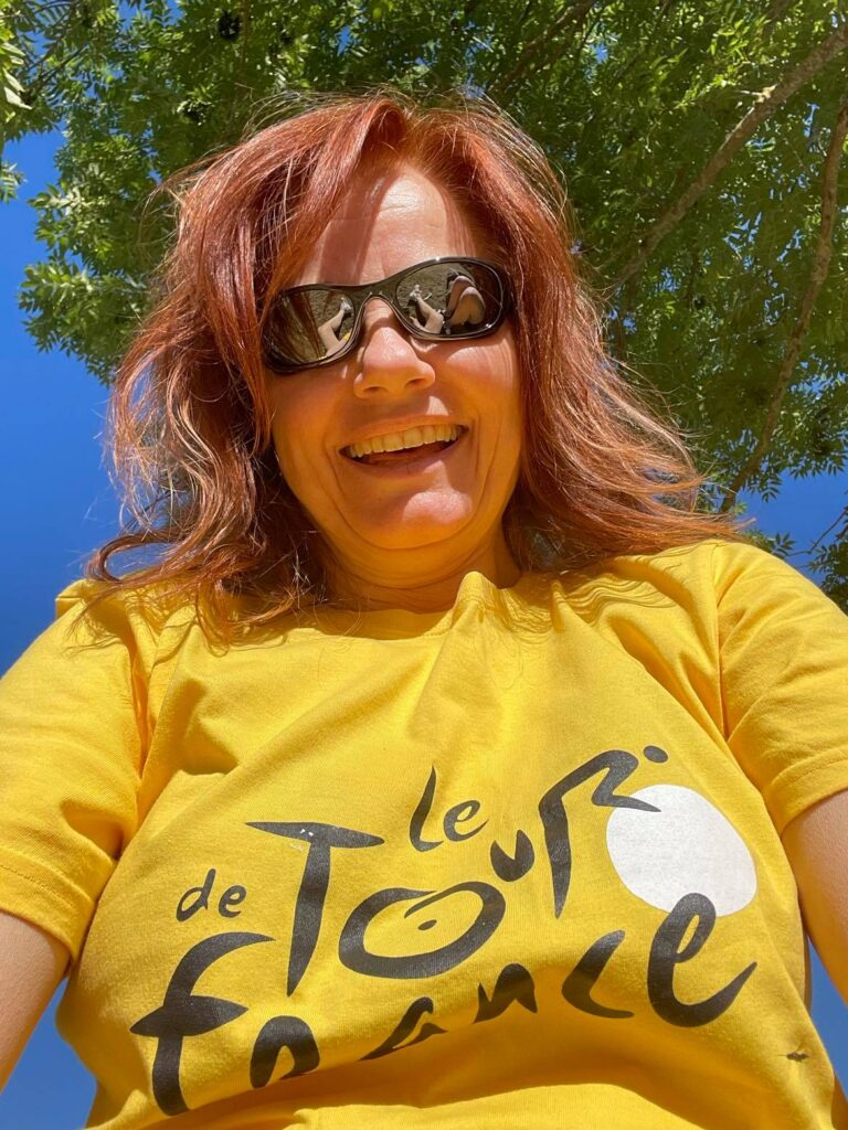 Pernille iklædt gul Tour de France t-shirt