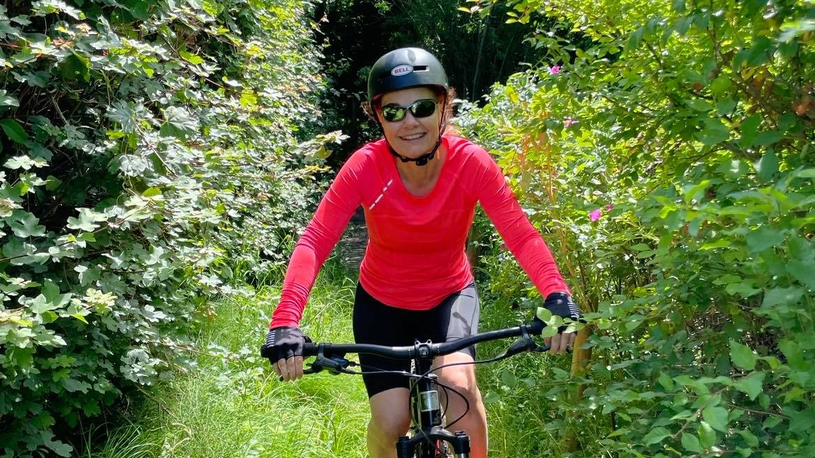 Nærbillede af Pernille i skoven på cykel