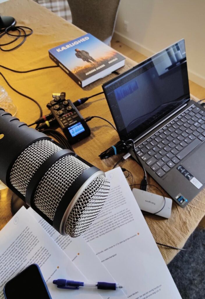 Mikrofon, computer i podcaststudie