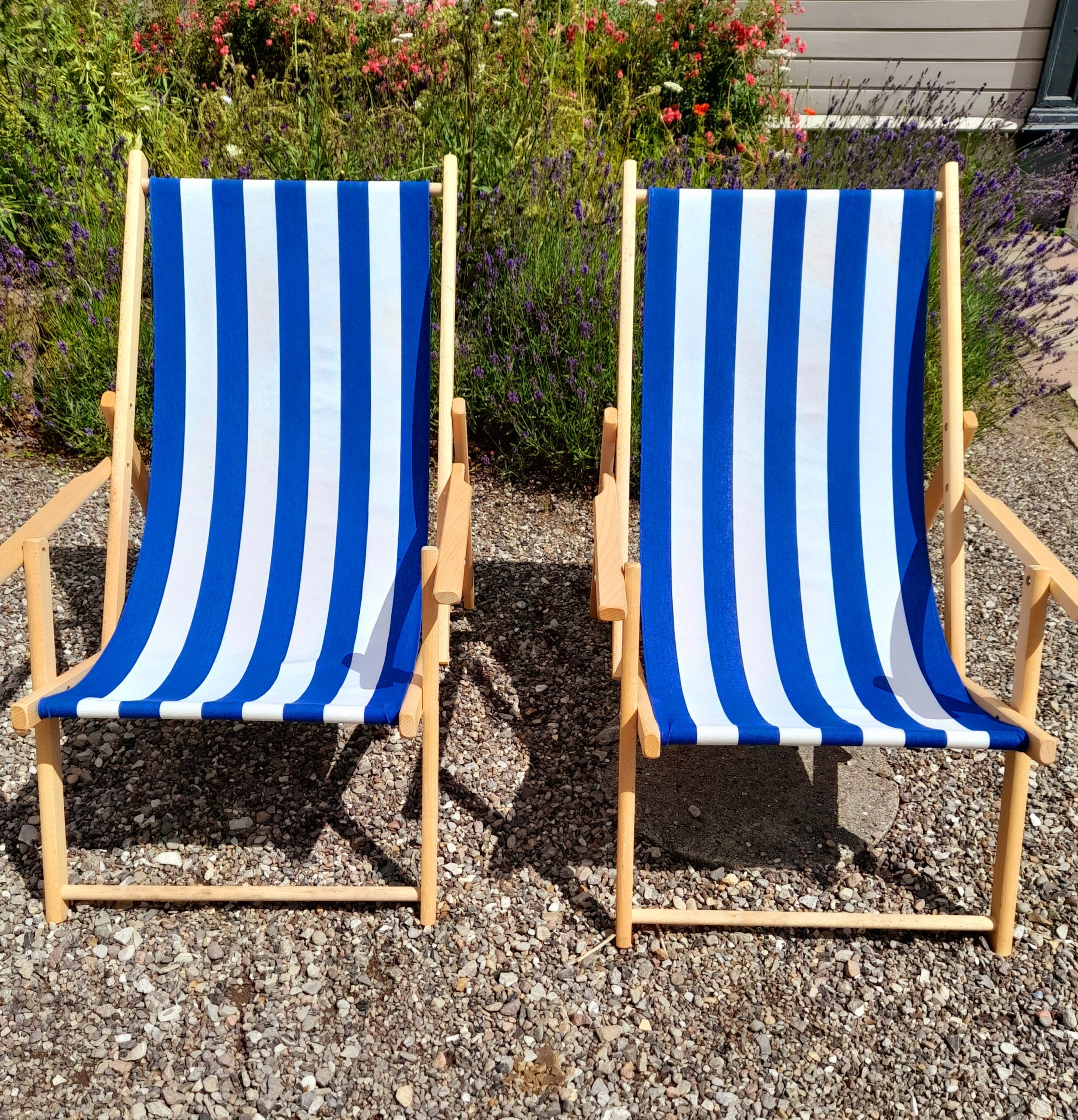 to blå og hvid stribede strandstole