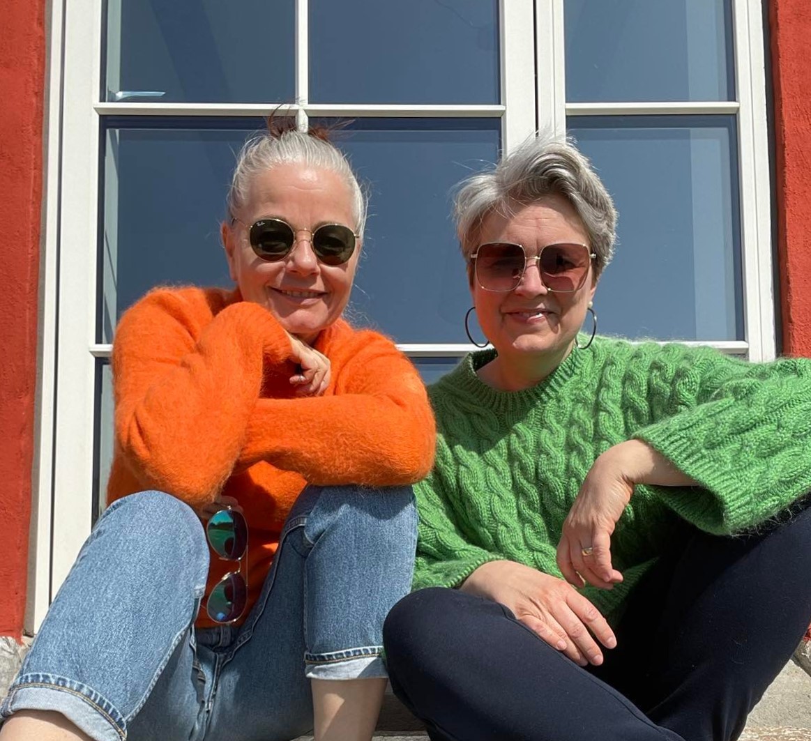 Pernille Højgaard og Eva Boland Koch med gråt hår og smarte solbriller