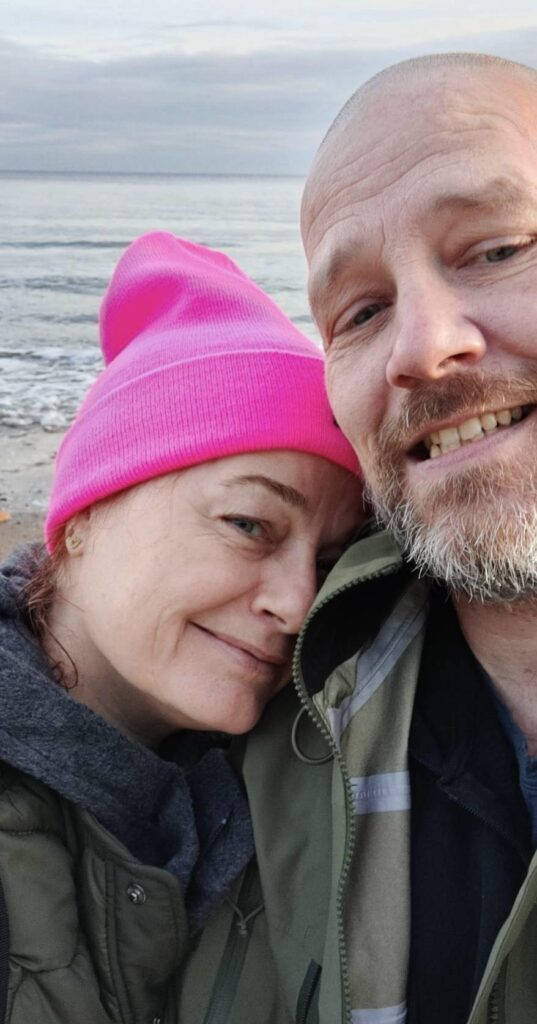 Pernille i pink hue og hendes mand Morten