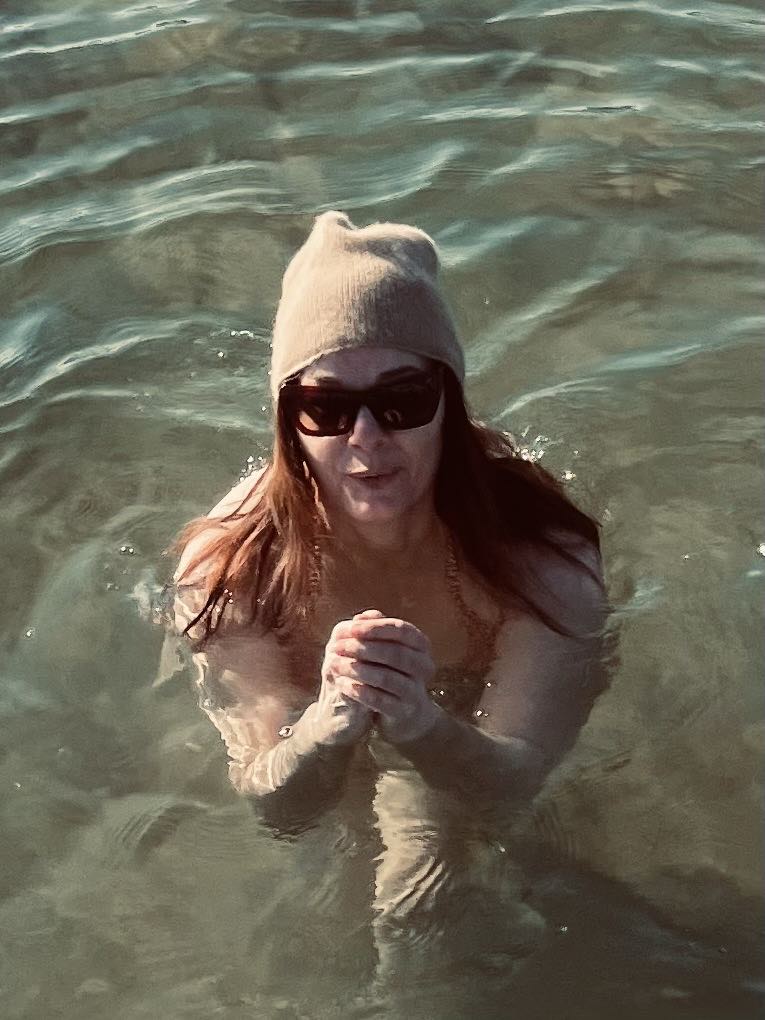 Pernille i vandet med tophue og solbriller
