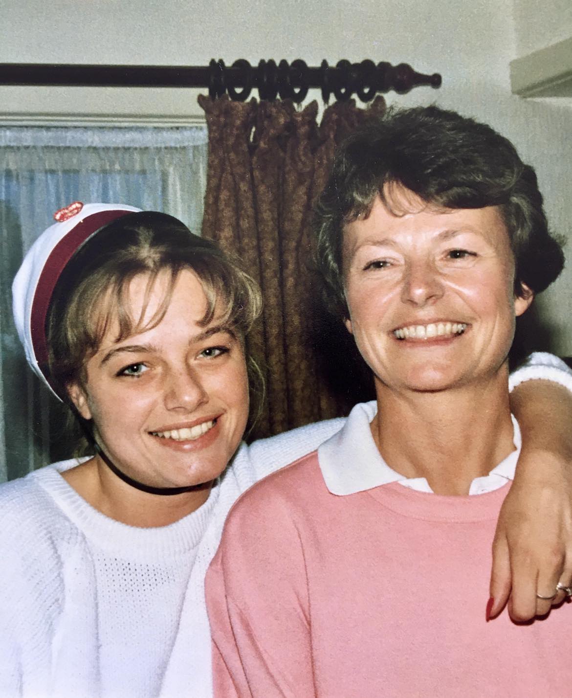 Pernille med sin mor på hendes studenterdag i 1987