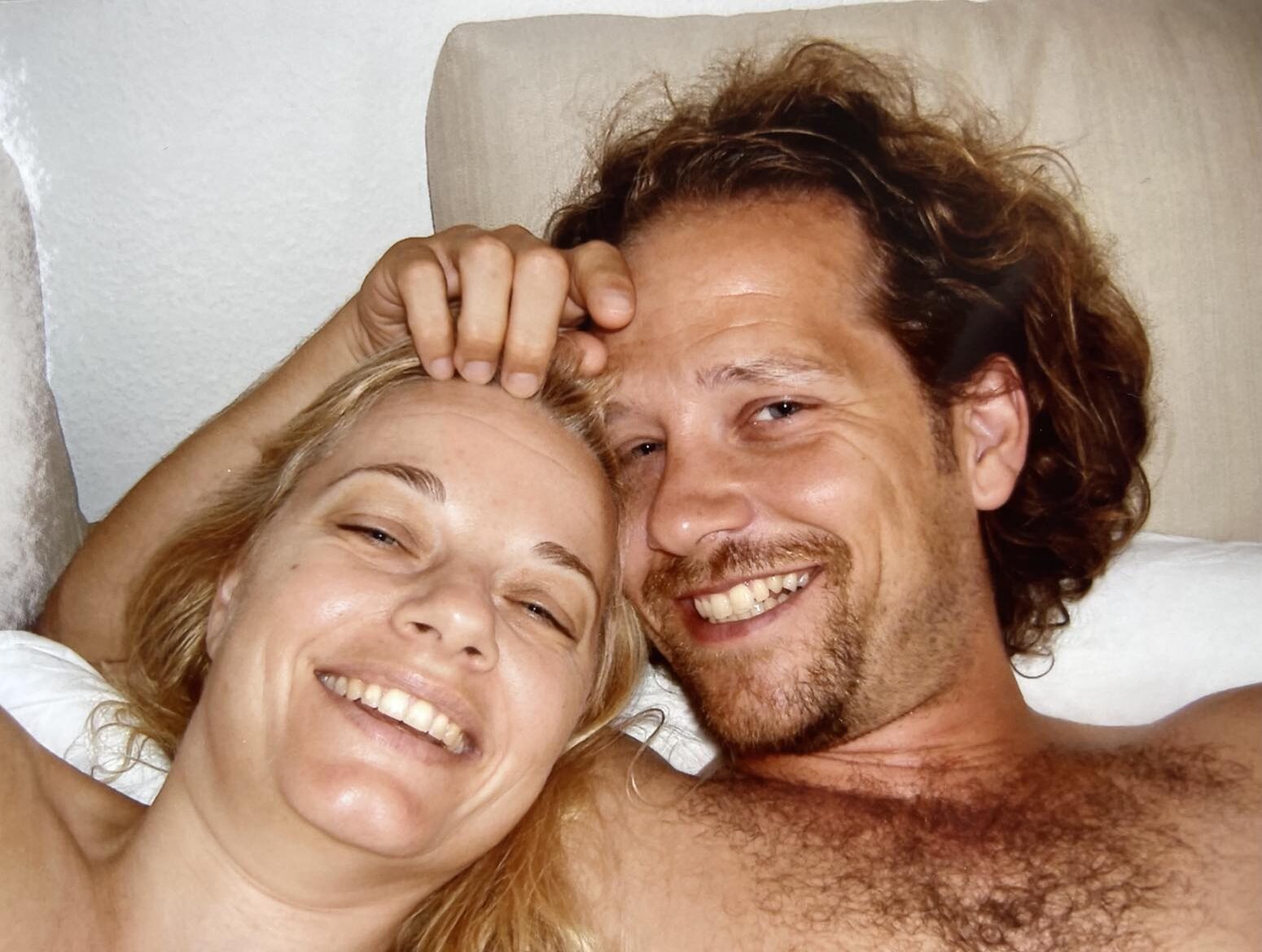 Morten og Pernille i en seng i begyndelsen af deres forhold